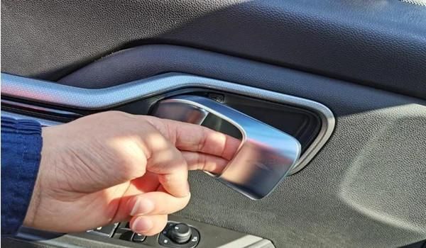 汽车自动锁车故障怎么解决？防止开门时自动落锁