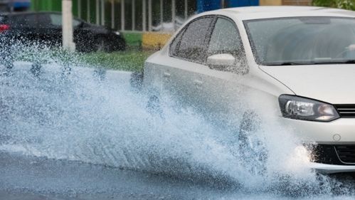 自动挡的车应该怎么开过积水路面？自动挡汽车过积水路面