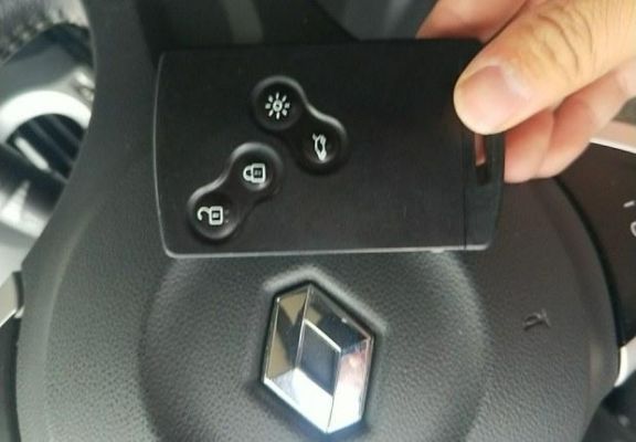 雷诺车钥匙没电了怎么锁门？雷诺 自动锁车