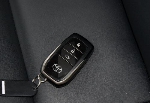 丰田钥匙在车里会自动锁车门吗？丰田 自动门