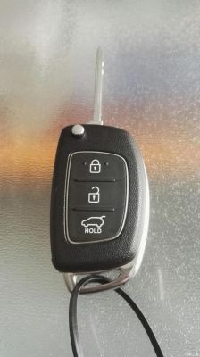 现代悦动发动机发动自动把车钥匙锁里面什么原因？悦动汽车自动门锁