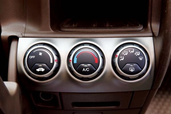双区自动恒温空调工作原理是什么？与普通车用空调相比有何特点？双温区自动恒温空调