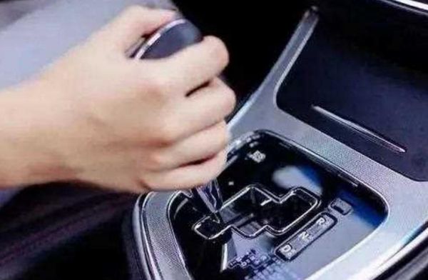 小车空挡自动加油是怎么回事？空挡自动加油