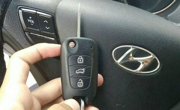 索纳塔十自动落锁？索纳塔9自动锁车
