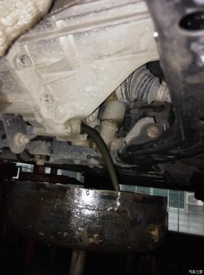 现代悦动09年车。自动挡的。11万公里了变速箱油彻底黑了。去维修厂保养说要换。因为彻底黑了要换新？悦动自动变速箱换油