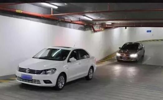 速腾坡道起步后溜怎么回事？速腾自动挡溜车