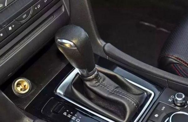 自动挡车没有油了怎么人工推车？自动挡熄火推车