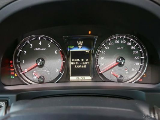 丰田皇冠汽车仪表盘油量（皇冠油表亮了还能走多少公里）