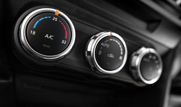 汽车空调有个仪表盘（空调在仪表盘上面是什么车）-图1