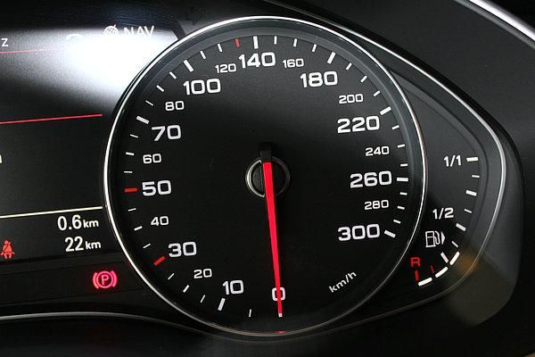 汽车仪表盘车速表示（汽车速度仪表）-图1