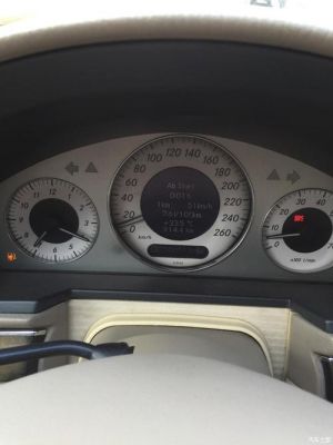 汽车仪表盘显示时钟（汽车仪表盘显示时钟和每小时18公里）