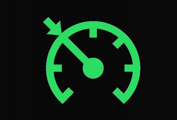 速度仪表盘绿色符号（汽车速度表闪现绿色仪表盘）