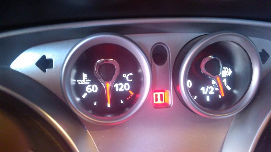 仪表盘水温油温标识（水温和油量在仪表盘上方的是什么车）