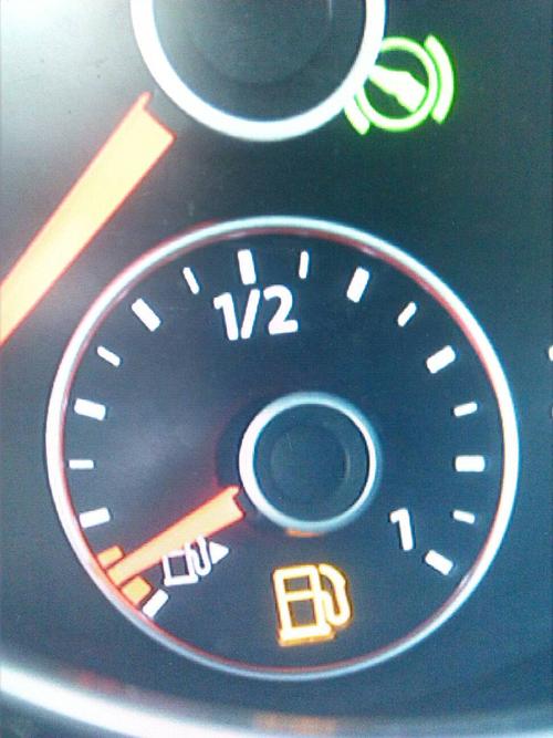汽车仪表盘不显示多少油（汽车仪表盘不显示多少油怎么回事）-图3