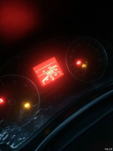 开车时仪表盘红点闪烁（开车仪表盘显示汽车红色的标志）