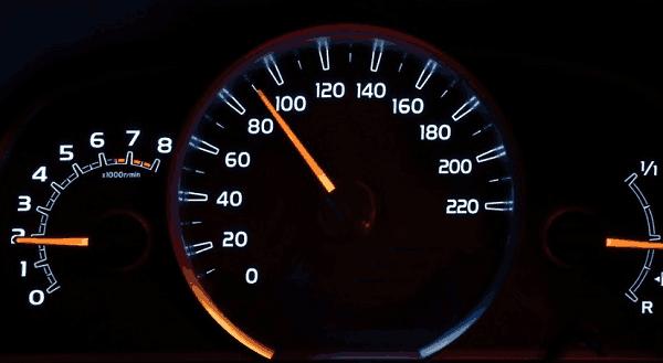 仪表盘上显示车速提示（仪表盘显示的车速等于实际车速吗）