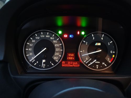宝马仪表盘中显示汽车(宝马仪表盘中显示汽车标志)-图2 宝马仪表盘中显示汽车(宝马仪表盘中显示汽车标志)-图2