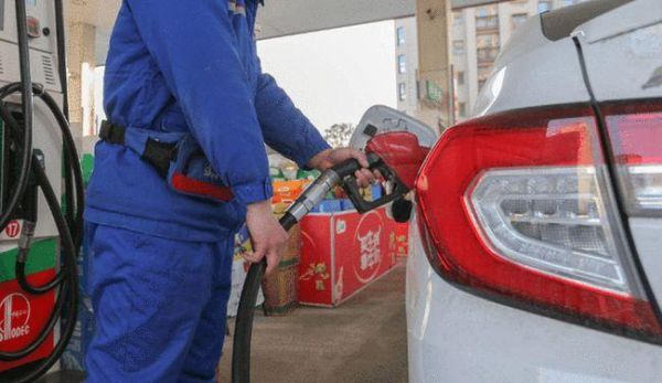 柴油加进汽车（把柴油加到汽油车里）