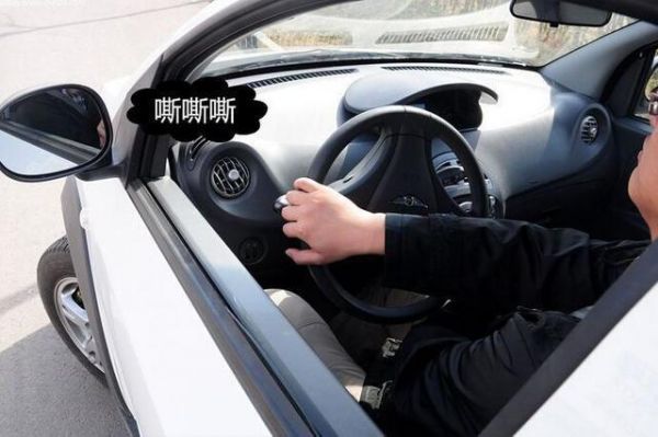 倒车踩油门的正确方法？自动挡倒车要踩油门吗