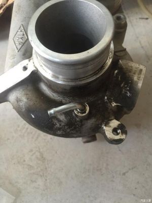 柴油增压器漏油（柴油机增压器漏油）