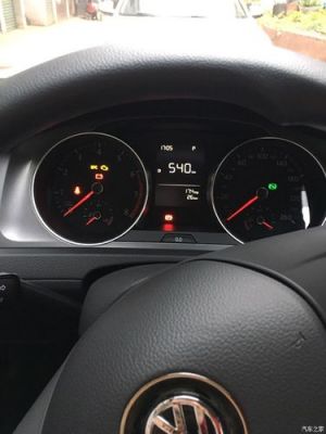 高尔夫仪表盘上显示小车（大众高尔夫车表盘上的各种标志提示）