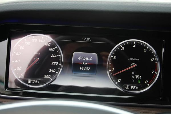 奔驰仪表盘320的车（奔驰什么车仪表盘320）