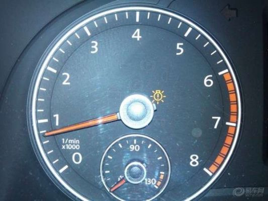 汽车仪表盘有个类似灯泡（汽车仪表盘有个类似灯泡的图标）