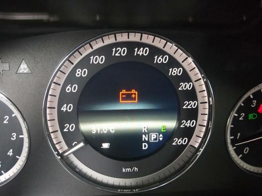 汽车仪表盘电瓶灯红(汽车仪表盘电瓶红灯亮)-图2 汽车仪表盘电瓶灯红(汽车仪表盘电瓶红灯亮)-图2